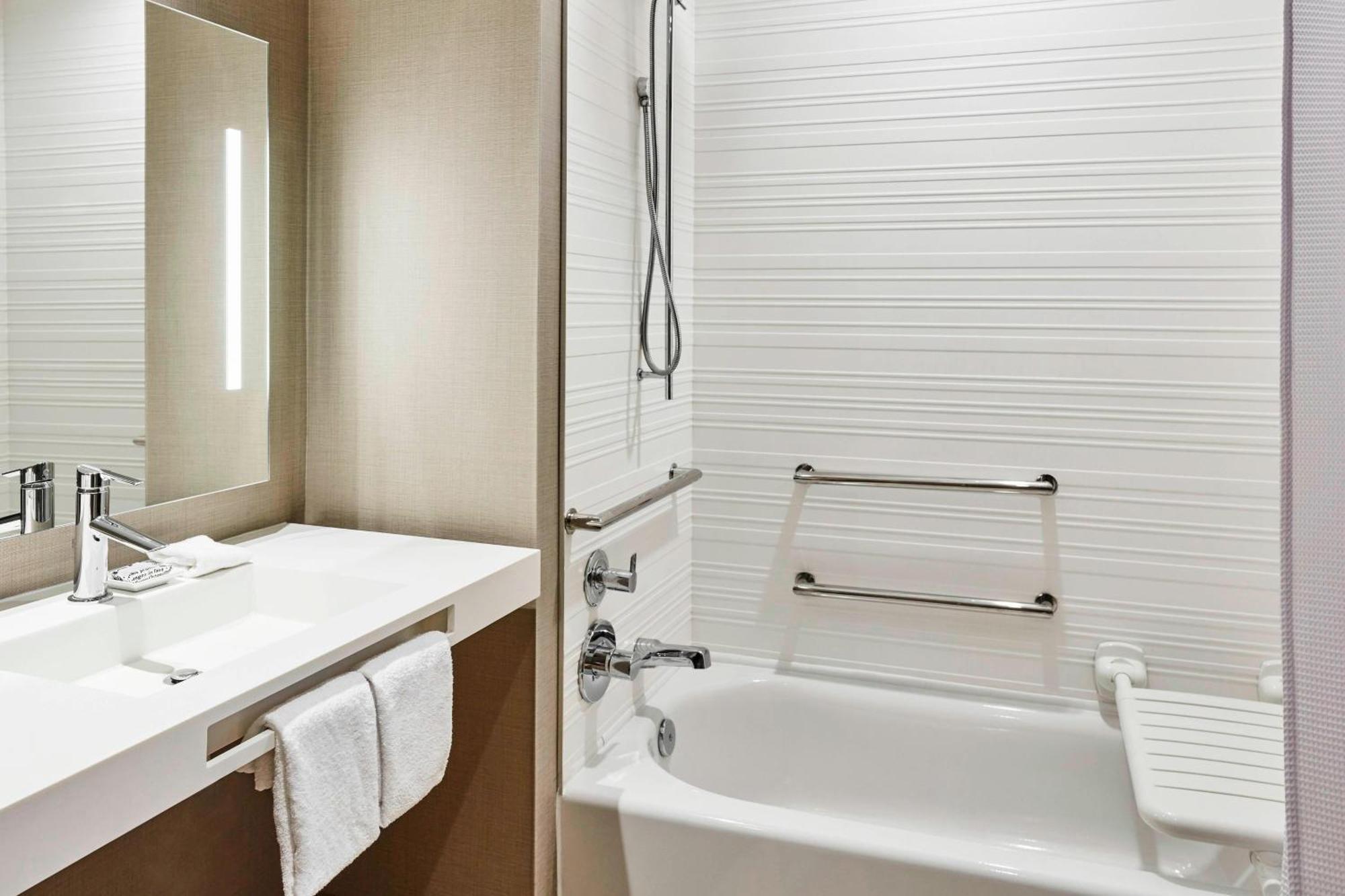 Hotel Ac By Marriott At The Banks 4*